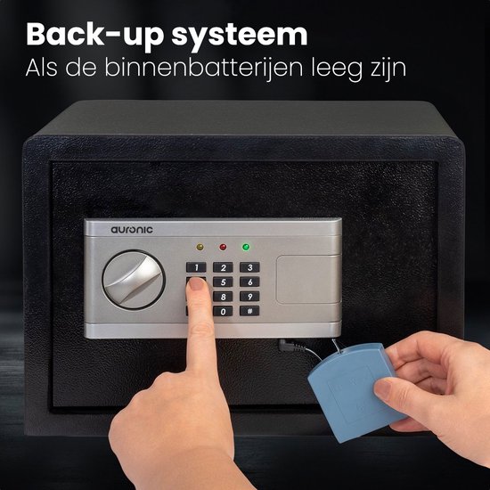 Hand wordt gebruikt om cijfertoets 1 in te drukken op een digitaal codeslot, met back-up sleutel.