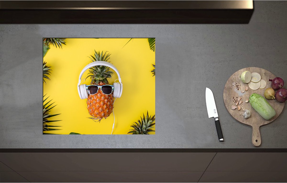 Inductieplaat Beschermer - Ananas met Witte Headset op Felgele Achtergrond - 59x51 cm - 2 mm Dik - Inductie Beschermer - Bescherming Inductiekookplaat - Kookplaat Beschermer van Zwart Vinyl