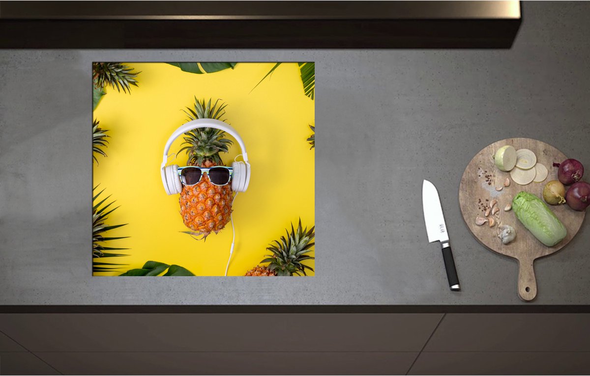 Inductieplaat Beschermer - Ananas met Witte Headset op Felgele Achtergrond - 57x55 cm - 2 mm Dik - Inductie Beschermer - Bescherming Inductiekookplaat - Kookplaat Beschermer van Wit Vinyl