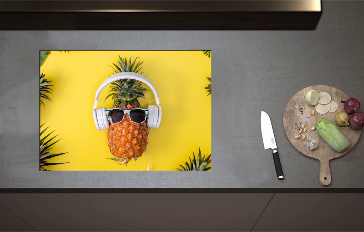 Inductieplaat Beschermer - Ananas met Witte Headset op Felgele Achtergrond - 71x50 cm - 2 mm Dik - Inductie Beschermer - Bescherming Inductiekookplaat - Kookplaat Beschermer van Zwart Vinyl