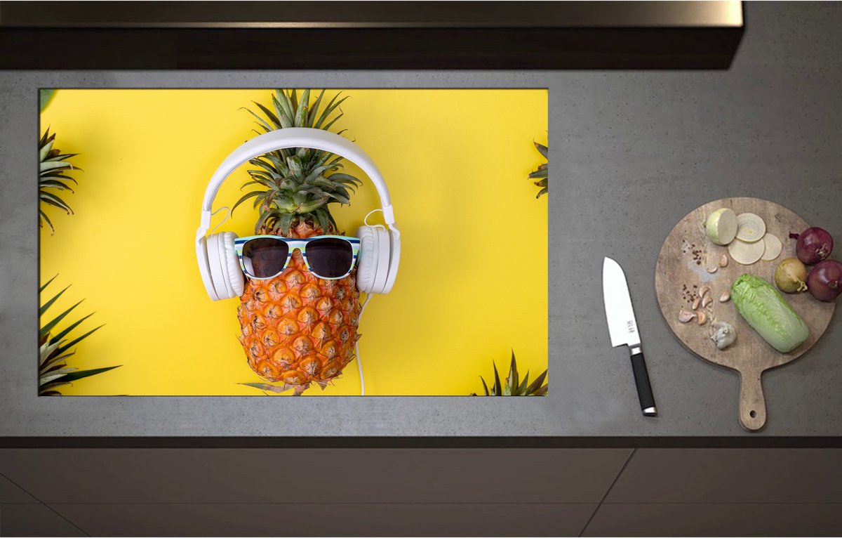 Inductieplaat Beschermer - Ananas met Witte Headset op Felgele Achtergrond - 90x55 cm - 2 mm Dik - Inductie Beschermer - Bescherming Inductiekookplaat - Kookplaat Beschermer van Wit Vinyl