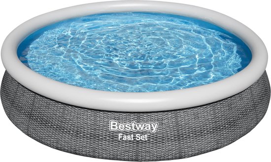 Bestway Fast Set zwembad met grijze gevlochten textuur en een opblaasbare witte rand, gevuld met blauw water.
