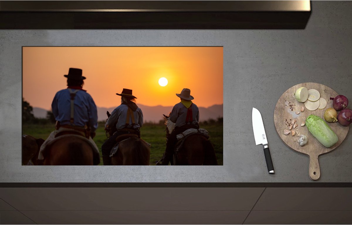 Inductieplaat Beschermer - Achteraanzicht van Drie Cowboys op Paarden tijdens Felle Zonsondergang - 85x51 cm - 2 mm Dik - Inductie Beschermer - Bescherming Inductiekookplaat - Kookplaat Beschermer van Zwart Vinyl