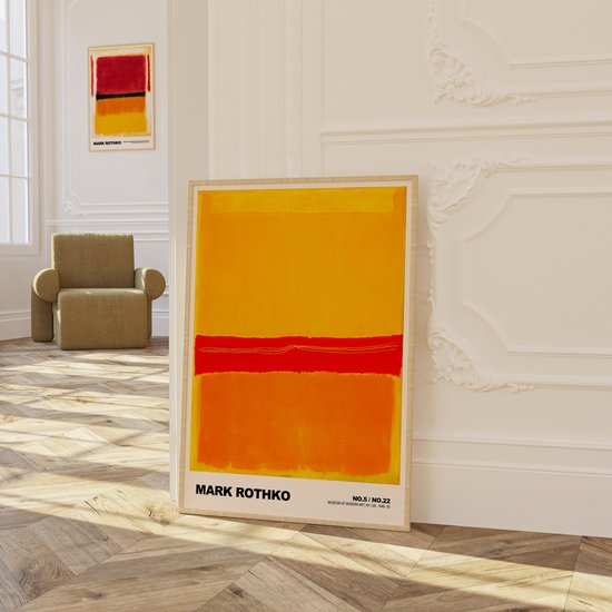 Mark Rothko poster op de vloer in een woonkamer, met zonnestralen.