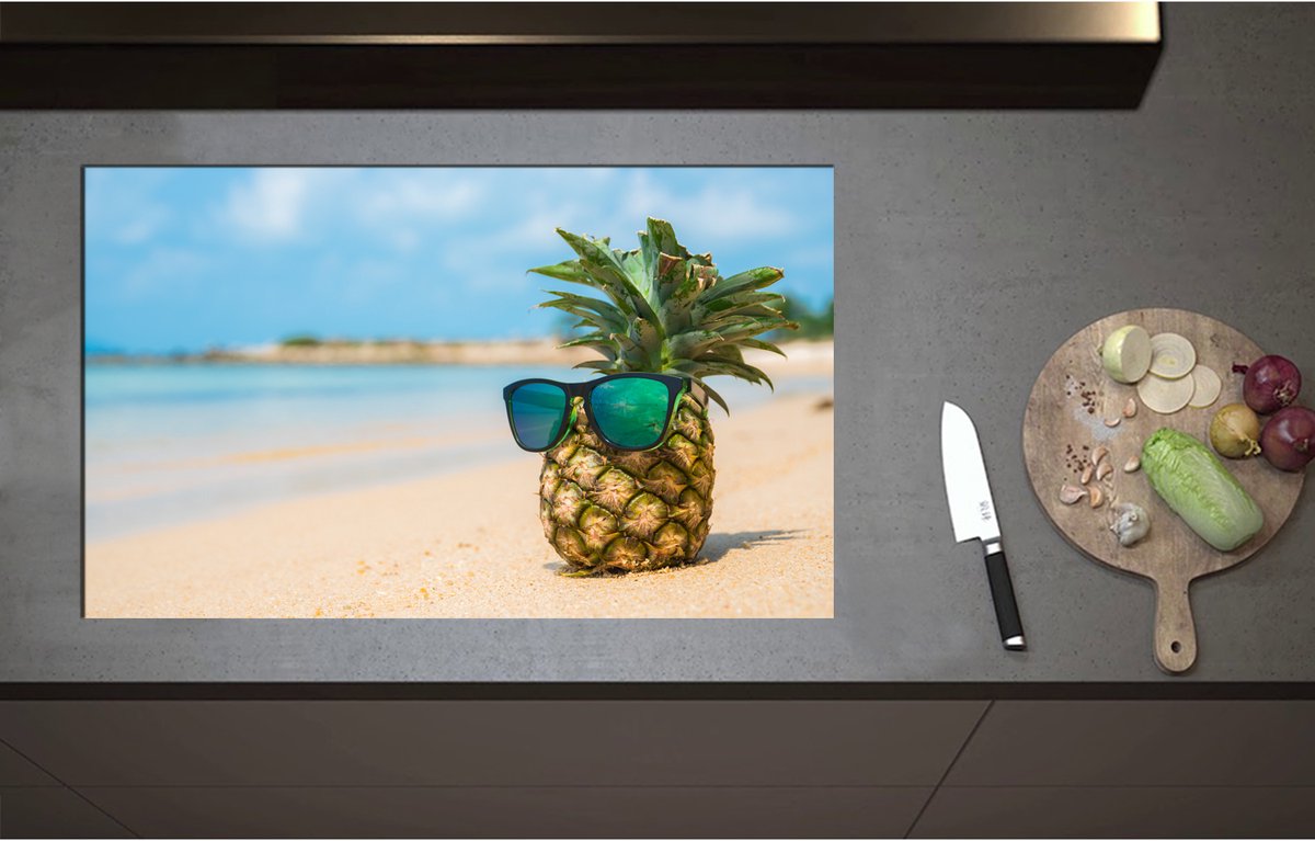 Inductieplaat Beschermer - Ananas met Zonnebril Chillend op het Strand - 85x52 cm - 2 mm Dik - Inductie Beschermer - Bescherming Inductiekookplaat - Kookplaat Beschermer van Zwart Vinyl