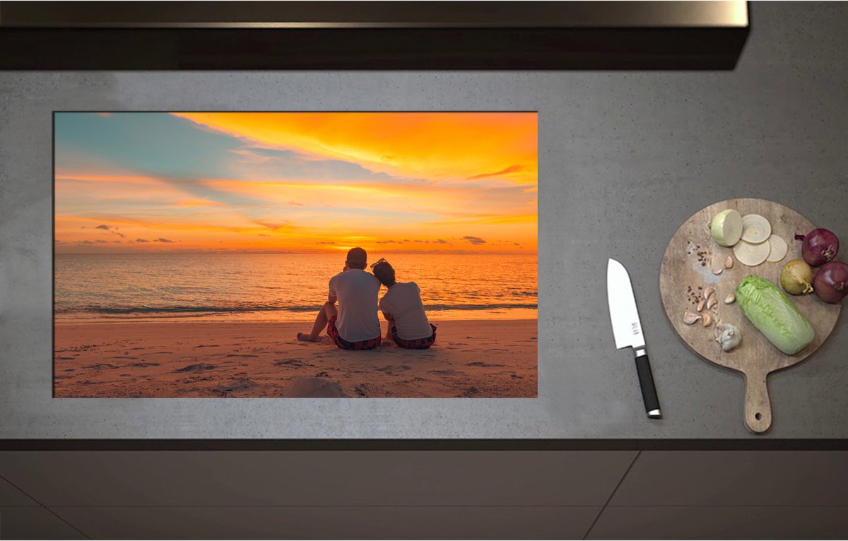 Inductieplaat Beschermer - Achteraanzicht van Verliefd Koppel op het Strand tijdens de Avondzon - 85x51 cm - 2 mm Dik - Inductie Beschermer - Bescherming Inductiekookplaat - Kookplaat Beschermer van Wit Vinyl