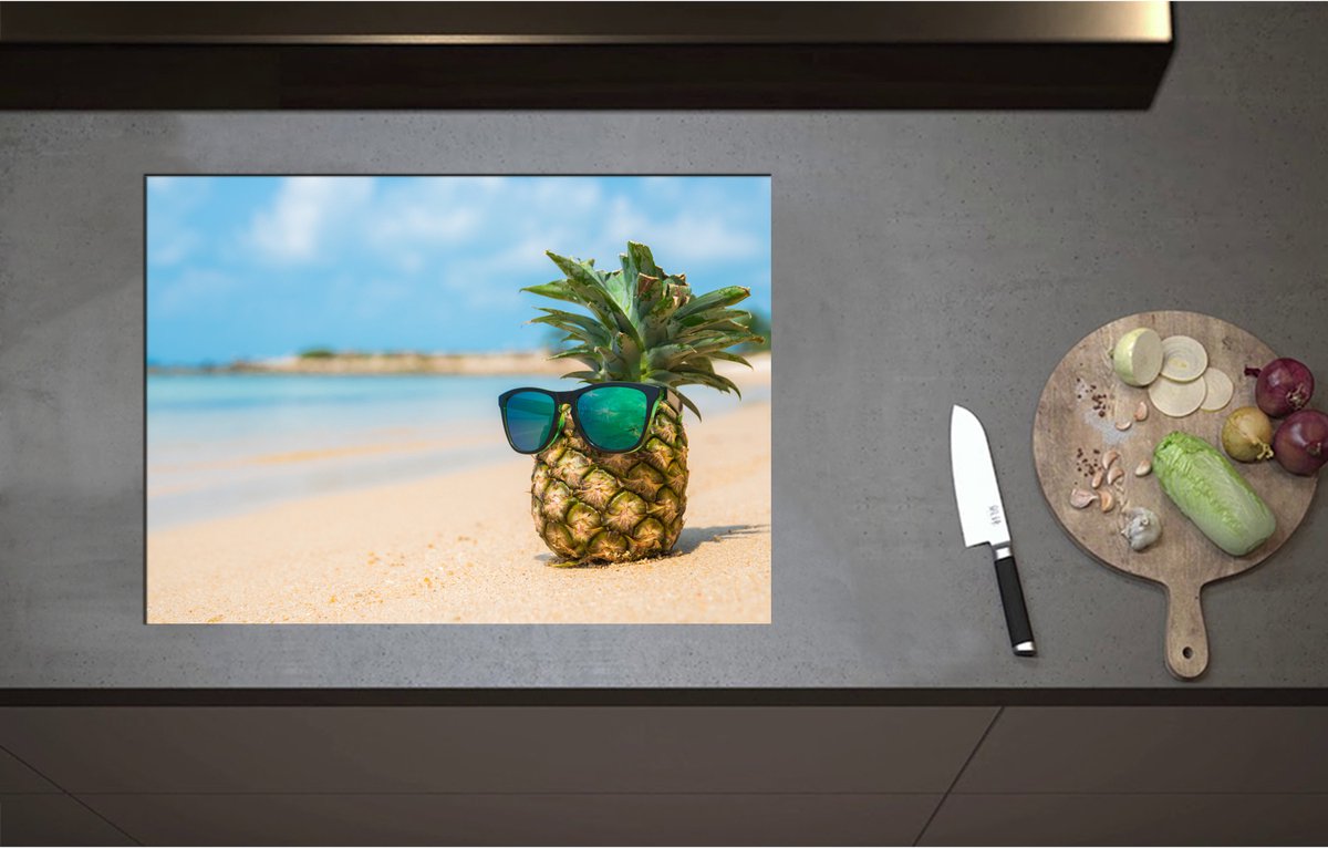 Inductieplaat Beschermer - Ananas met Zonnebril Chillend op het Strand - 71x51 cm - 2 mm Dik - Inductie Beschermer - Bescherming Inductiekookplaat - Kookplaat Beschermer van Wit Vinyl