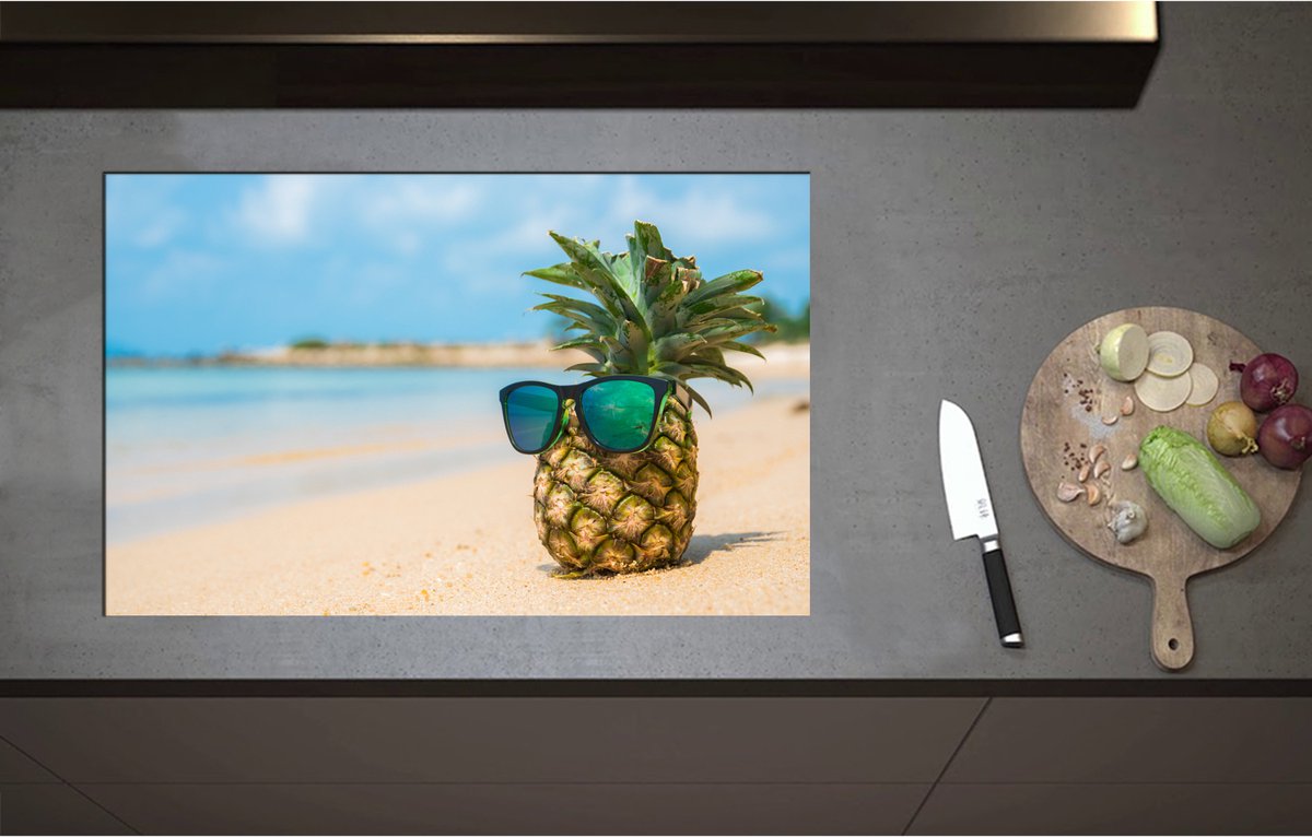 Inductieplaat Beschermer - Ananas met Zonnebril Chillend op het Strand - 85x51 cm - 2 mm Dik - Inductie Beschermer - Bescherming Inductiekookplaat - Kookplaat Beschermer van Zwart Vinyl