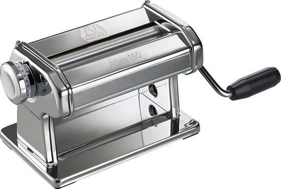 Zilverkleurige Marcato Atlas 150 pastamachine van verchroomd staal met een zwarte slinger en instelknop.