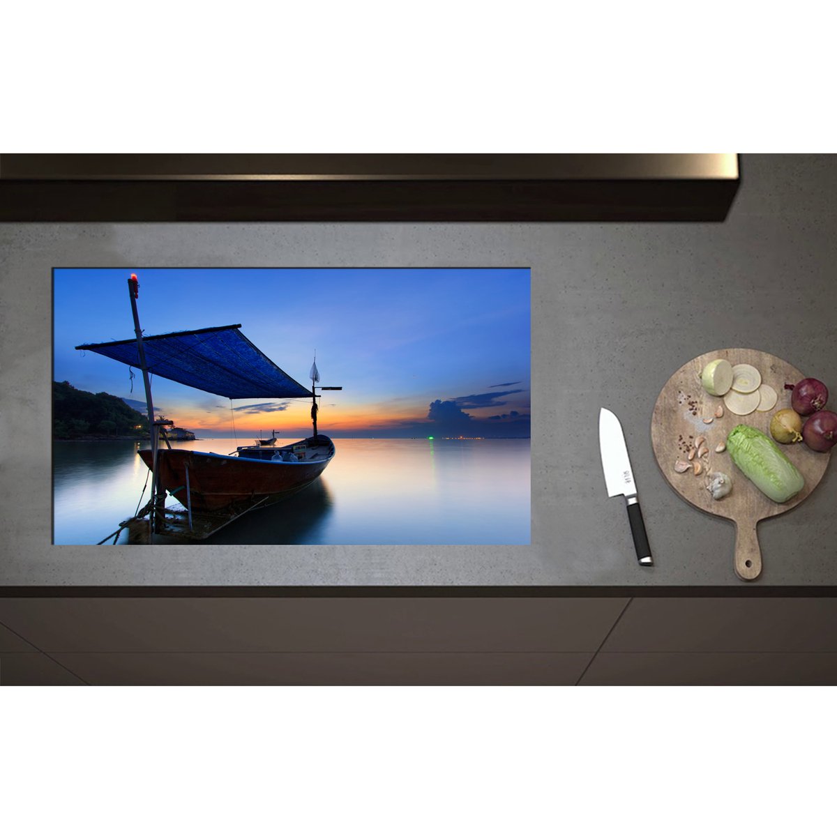 Inductieplaat Beschermer - Aangemeerde Vissersboot op Kalm Water tijdens Zonsondergang - 85x50 cm - 2 mm Dik - Inductie Beschermer - Bescherming Inductiekookplaat - Kookplaat Beschermer van Wit Vinyl