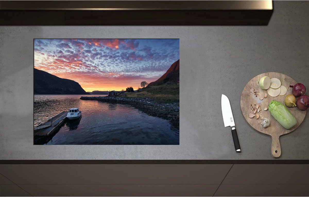 Inductieplaat Beschermer - Aangemeerd Wit Vissersbootje bij Bergen in Noorwegen Vroeg op de Avond - 71x52 cm - 2 mm Dik - Inductie Beschermer - Bescherming Inductiekookplaat - Kookplaat Beschermer van Wit Vinyl