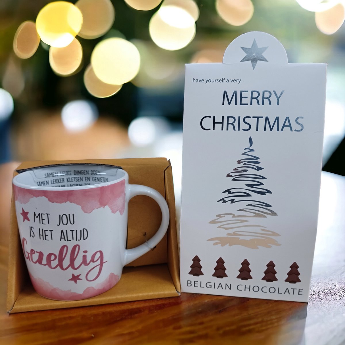 Met jou is het altijd gezellig-Kerstcadeau-Kerstpakket-Giftset-December Cadeau-Merry Christmas-Happy New Year-Belgische Chocolade-Champagne Flesjes-Kerst Chocolade-Zoetigheid-Mok-Beker-Magische dagen-Familiediner-Kerstdiner-Kerstfeest-Oudejaar