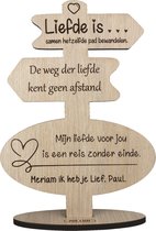 Liefde is ... - gepersonaliseerde houten wenskaart - kaart van hout - liefde - valentijn - luxe uitvoering met eigen namen