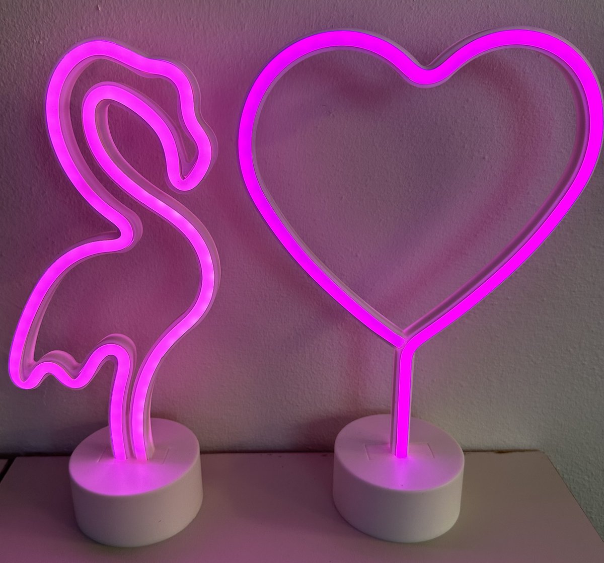 LED flamingo en hart met neonlicht - Set van 2 stuks - roze neon licht - hoogte 29.5 x 14.5 x 8.5 cm / 29.5 x 20 x 8.5 cm - Werkt op batterijen en USB - Tafellamp - Nachtlamp - Decoratieve verlichting - Woonaccessoires