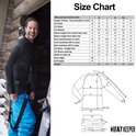 Maattabel voor heren thermoshirt. Man in thermo set met blauwe skibroek. Achtergrond is een winterse omgeving met hout en sneeuw.