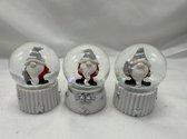 Decoratieve set van 3 glitterbollen met Kerstman - Wit + Zilver - Kerstman + hout / Kerstman / Kerstman + Kerstboom - Hoogte 6.5 x dia 5 cm - Polyresin + Glazen bol - Kerstdecoratie - Kerstversiering - Woonaccessoires