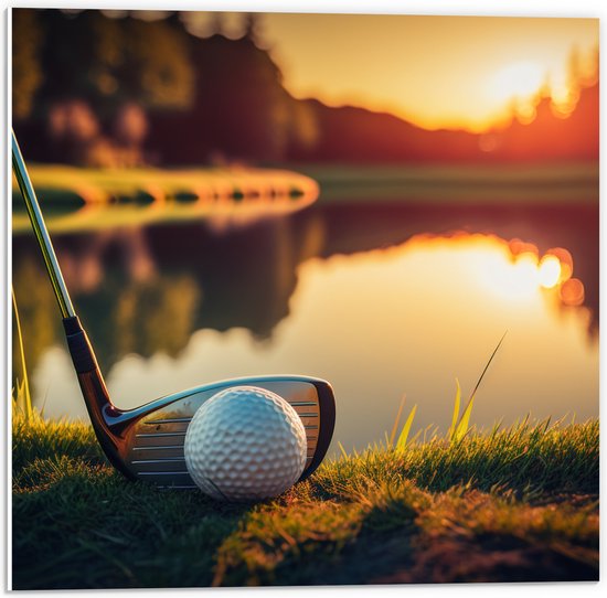 PVC Schuimplaat- Golf - Golfbal - Golfclub - Zonsondergang - Gras - Water - 50x50 cm Foto op PVC Schuimplaat