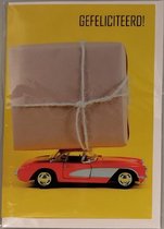 Van harte gefeliciteerd met je verjaardag! Wij zijn onderweg naar jou met het cadeau op ons dak van de auto! Een grappige kaart om zo te geven of om bij een cadeau te voegen. Een dubbele wenskaart inclusief envelop en in folie verpakt.