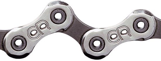 Detailopname van een Campagnolo Record Ultra Narrow 10-speed ketting, zilverkleurige schakels met 'cp' logo.