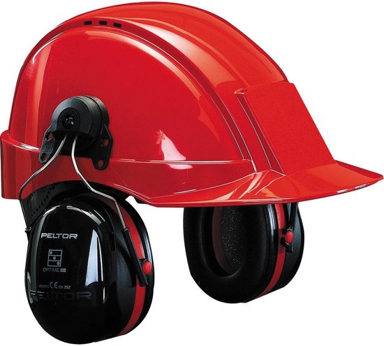 Rode helm met Peltor oorkappen met rode strepen en zwarte oorkussens.