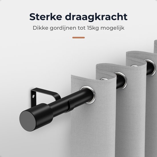Zwarte gordijnroede met dikke grijze gordijnen. Sterke draagkracht voor gordijnen tot 15kg.