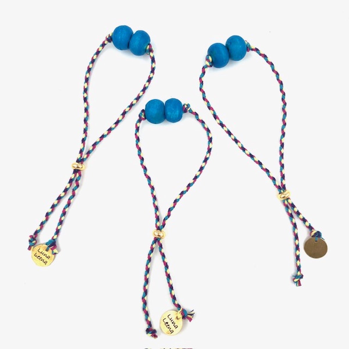 Luna-Leena duurzame armband blauw - L28cm - gerecycled - houten kralen van bestaande kettingen uit Nepal - one size - handgemaakt in Nepal - armbanden - bracelet blue - trendy - feestje - voor elke dag - vintage look - accessoire - cadeau - sieraad