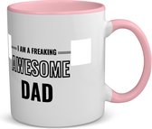 Akyol - i am a freaking awesome dad koffiemok - theemok - roze - Papa - de meest geweldigste vader - vader cadeautjes - vaderdag - verjaardagscadeau - verjaardag - cadeau - geschenk - kado - gift - vader artikelen - 350 ML inhoud