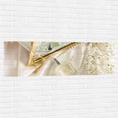 Muursticker - Spiegel - Parfum - Ketting - Bloemen - 150x50 cm Foto op Muursticker