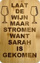 (Borrel) plankje met tekst - Laat de wijn maar stromen want Sarah is gekomen - verjaardag - Sarah  - 50 jaar - cadeau  - giftsbymaris