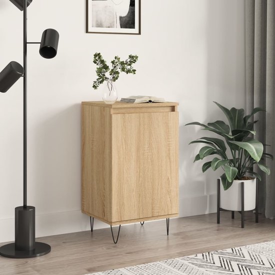 Dressoir met eikenprint en zwarte hairpin poten in woonkamer met planten en lamp.