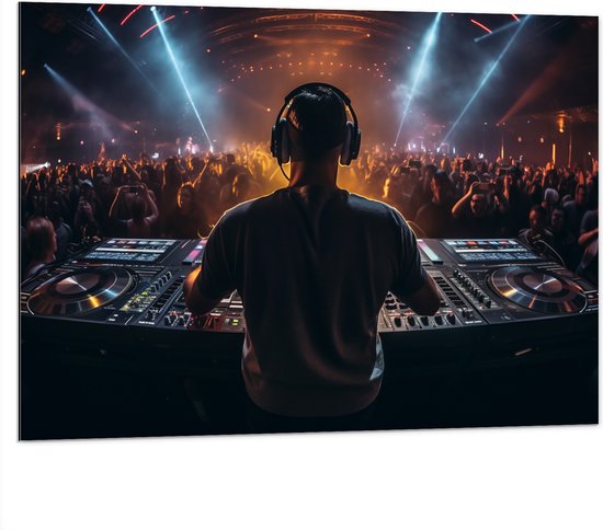 Dibond - Dj achter Dj Booth voor Vol Publiek - 100x75 cm Foto op Aluminium (Met Ophangsysteem)