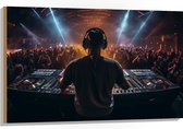 Hout - Dj achter Dj Booth voor Vol Publiek - 105x70 cm - 9 mm dik - Foto op Hout (Met Ophangsysteem)