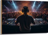 Hout - Dj achter Dj Booth voor Vol Publiek - 100x75 cm - 9 mm dik - Foto op Hout (Met Ophangsysteem)