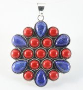 Traditionele bewerkte zilveren hanger met lapis lazuli en rode koraal steen