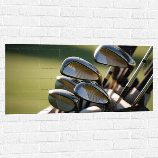 Muursticker - Golf Clubs in Trolley op Golfbaan - 100x50 cm Foto op Muursticker