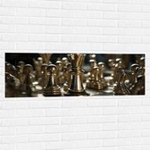 Muursticker - Gouden Schaakstukken op Schaakbord - 120x40 cm Foto op Muursticker
