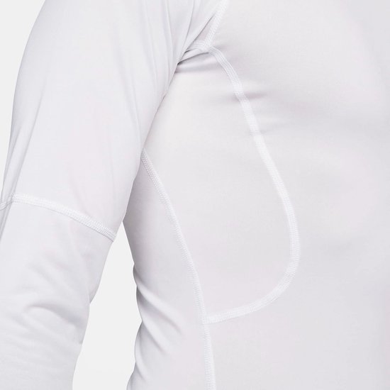 Detailopname van witte lange mouwen sportshirt met stiksels.