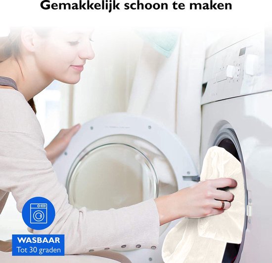 Vrouw die een witte tochtstrip uit de wasmachine haalt. Tekst: wasbaar tot 30 graden.