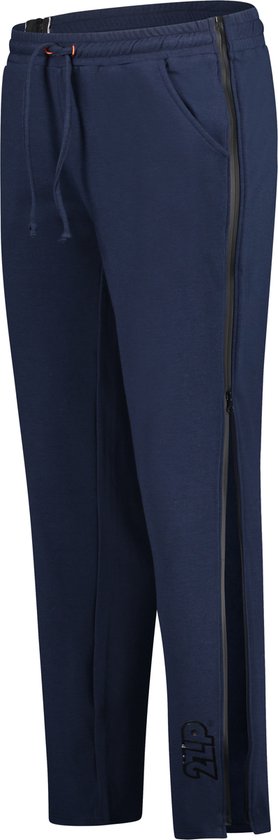 Donkerblauwe joggingbroek met ritsen langs de pijpen en een logo op de enkel.