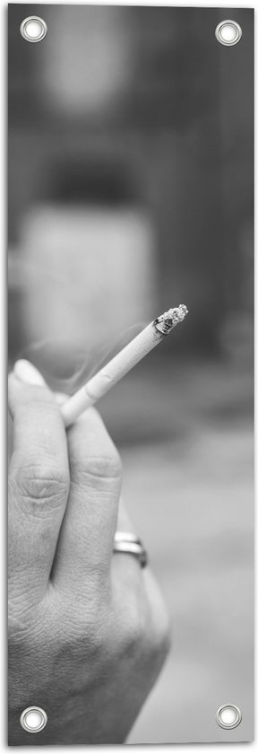 Tuinposter – Sigaret - Roken- Hand - Ring - Rook - Zwart - Wit - 20x60 cm Foto op Tuinposter (wanddecoratie voor buiten en binnen)