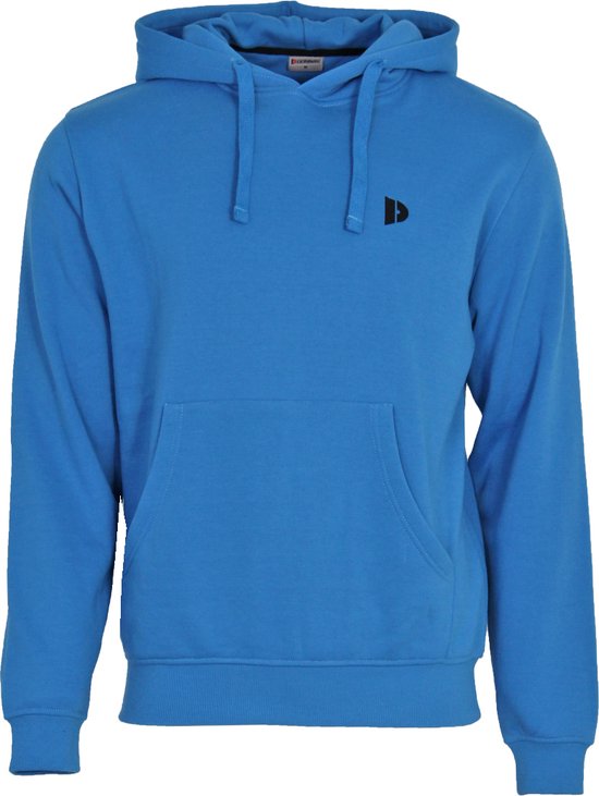 Blauwe hoodie met zwarte opdruk, capuchon en buidelzak aan de voorkant.