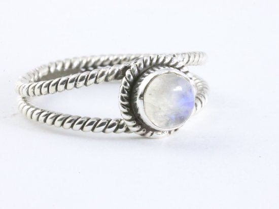 Opengewerkte zilveren ring met regenboog maansteen - maat 20.5