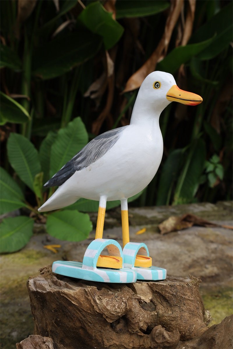 Houten meeuw op slippers Benny