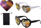 | Hartjes bril | Bril met Hart-Effect | Twee stuks | Wit + Zwart | Hart Diffraction Bril | Hartvormige Zonnebril | Rave Bril | Vuurwerk Bril | Festival Bril | Hartjes Spacebril | Inclusief Microvezel Brillenhoesje | hartjes Zonnebril |