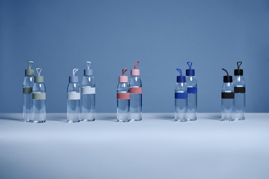 Twee rijen Mepal waterflessen met diverse gekleurde doppen en banden op een blauwe achtergrond.