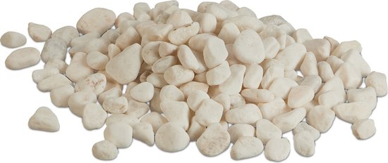 Een hoop witte, gladde rivierstenen op een witte achtergrond.