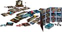 Mysterium bordspel componenten: spelbord, kaarten, klok en pionnen op een witte achtergrond.