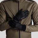 Model in bruine jas met zwarte Rogelli handschoenen met logo en gestippeld patroon.