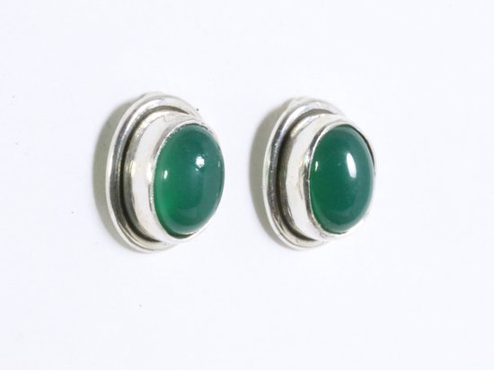Fijne ovale zilveren oorstekers met groene onyx