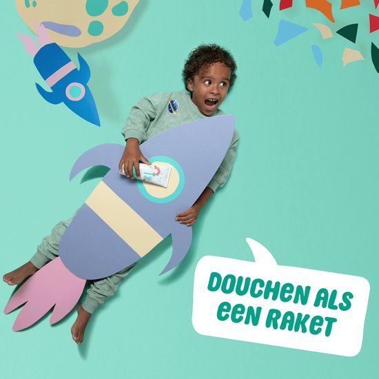 Een jongen met krullen en een groen T-shirt duwt een raket van karton weg. Tekst: 'Douchen als een raket'.